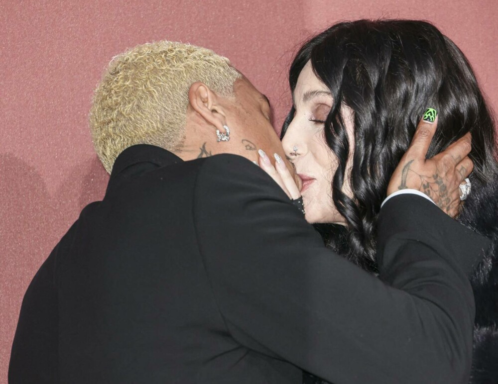 Cher și iubitul cu 40 de ani mai tânăr, sărut pe covorul roșu. Cuplul a furat toate privirile | GALERIE FOTO - Imaginea 18