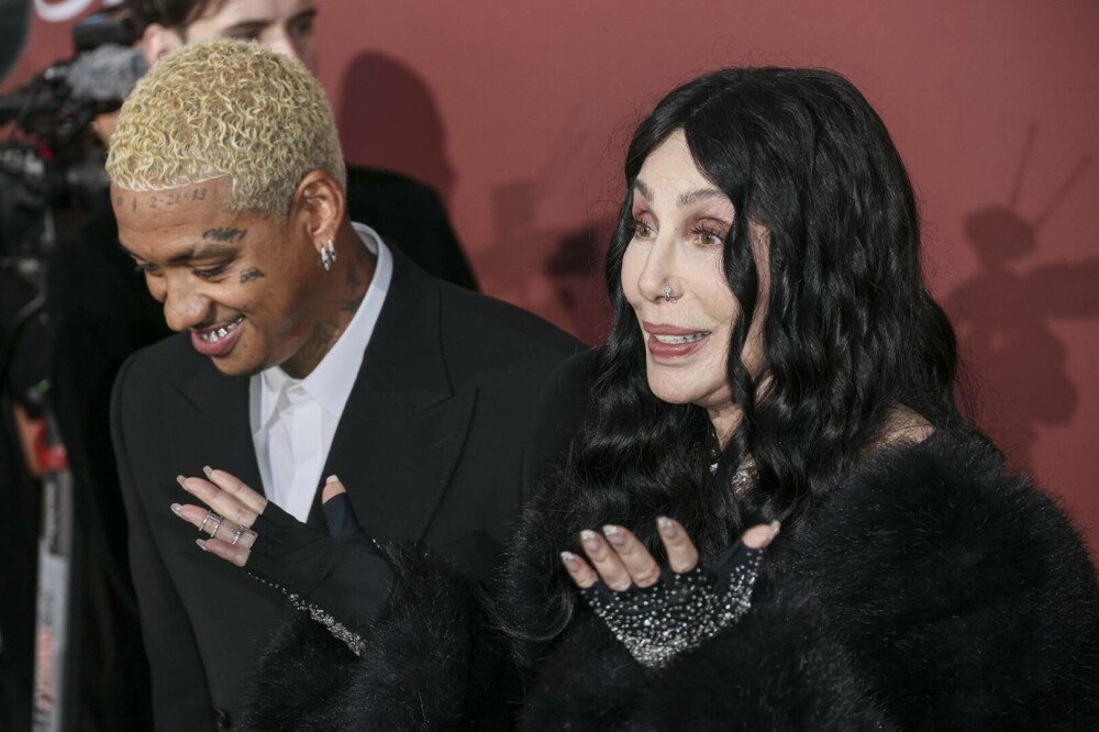 Cher și iubitul cu 40 de ani mai tânăr, sărut pe covorul roșu. Cuplul a furat toate privirile | GALERIE FOTO - Imaginea 19