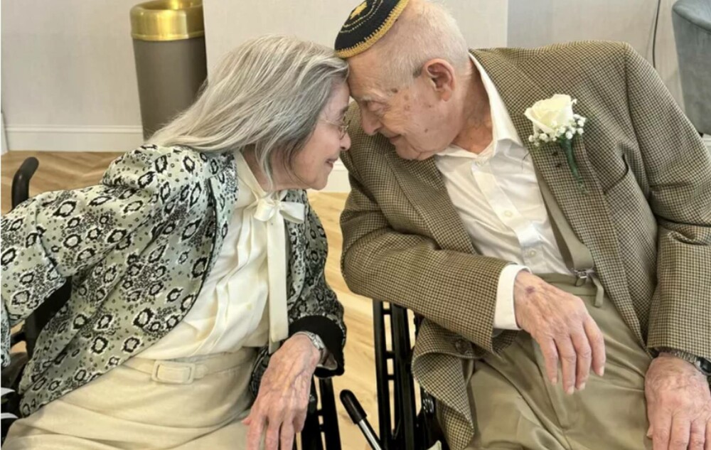 Un bărbat de 100 de ani și o femeie de 102 ani s-au căsătorit în azilul de bătrâni în care s-au cunoscut - Imaginea 1
