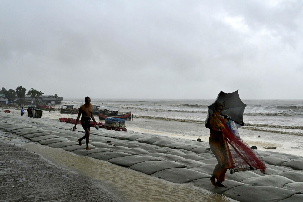 Bangladesh se pregăteşte de sosirea unui puternic ciclon. Peste 800.000 de locuitori şi-au părăsit locuinţele - Imaginea 1