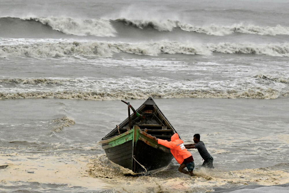Bangladesh se pregăteşte de sosirea unui puternic ciclon. Peste 800.000 de locuitori şi-au părăsit locuinţele - Imaginea 2