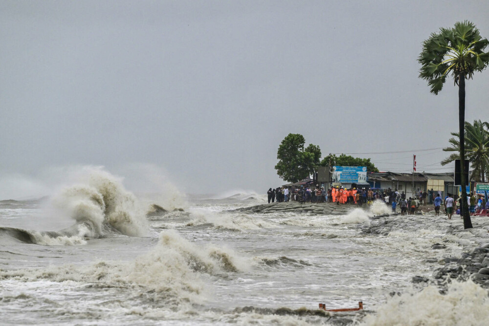 Bangladesh se pregăteşte de sosirea unui puternic ciclon. Peste 800.000 de locuitori şi-au părăsit locuinţele - Imaginea 3