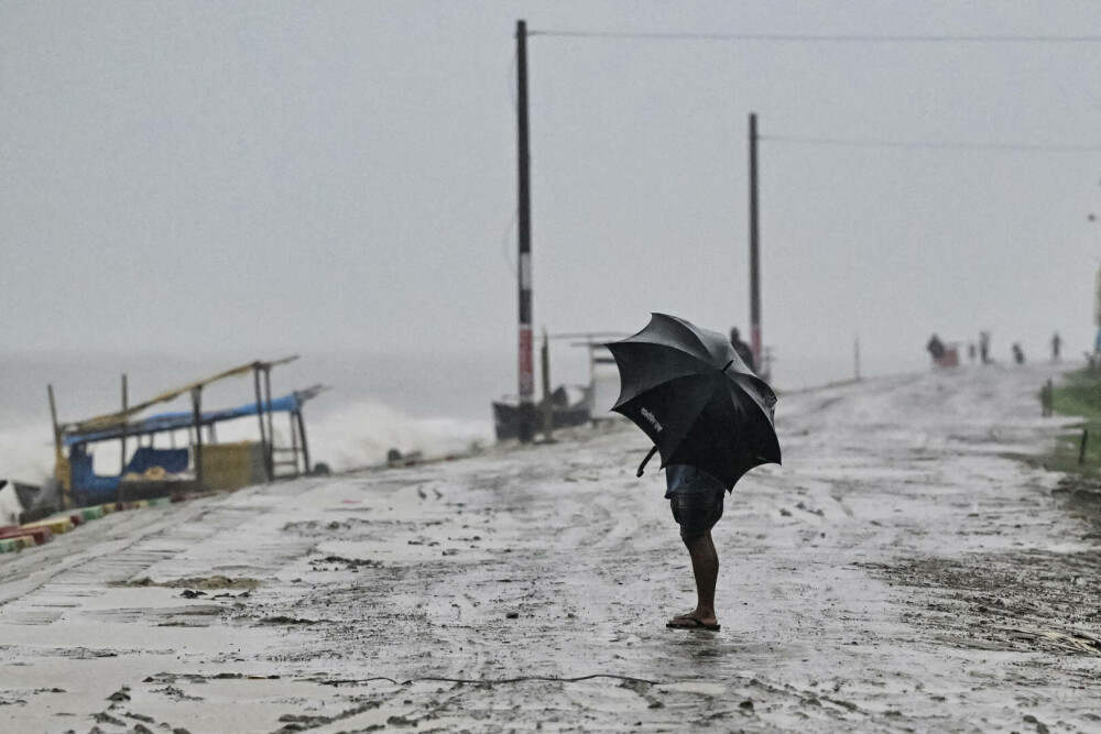 Bangladesh se pregăteşte de sosirea unui puternic ciclon. Peste 800.000 de locuitori şi-au părăsit locuinţele - Imaginea 7