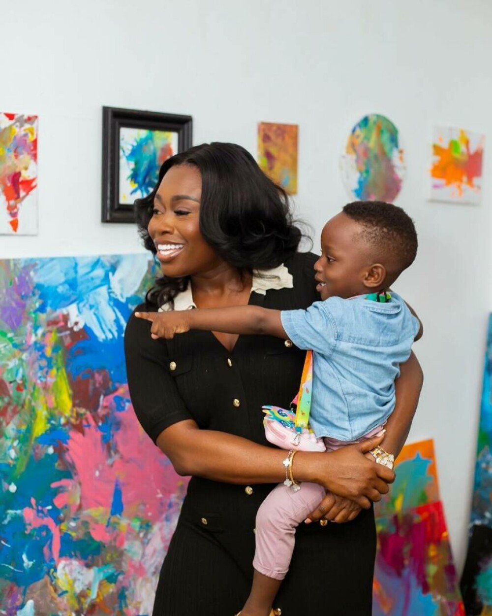 Un băiețel în vârstă de un an din Ghana a fost numit cel mai tânăr pictor din lume. Ce a declarat mama copilului. FOTO - Imaginea 1