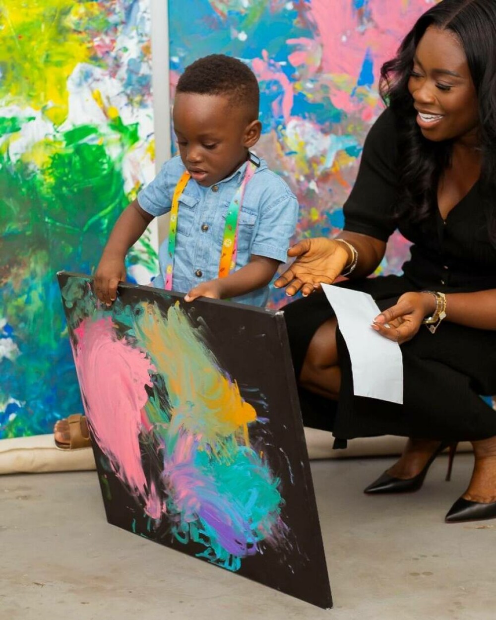 Un băiețel în vârstă de un an din Ghana a fost numit cel mai tânăr pictor din lume. Ce a declarat mama copilului. FOTO - Imaginea 2