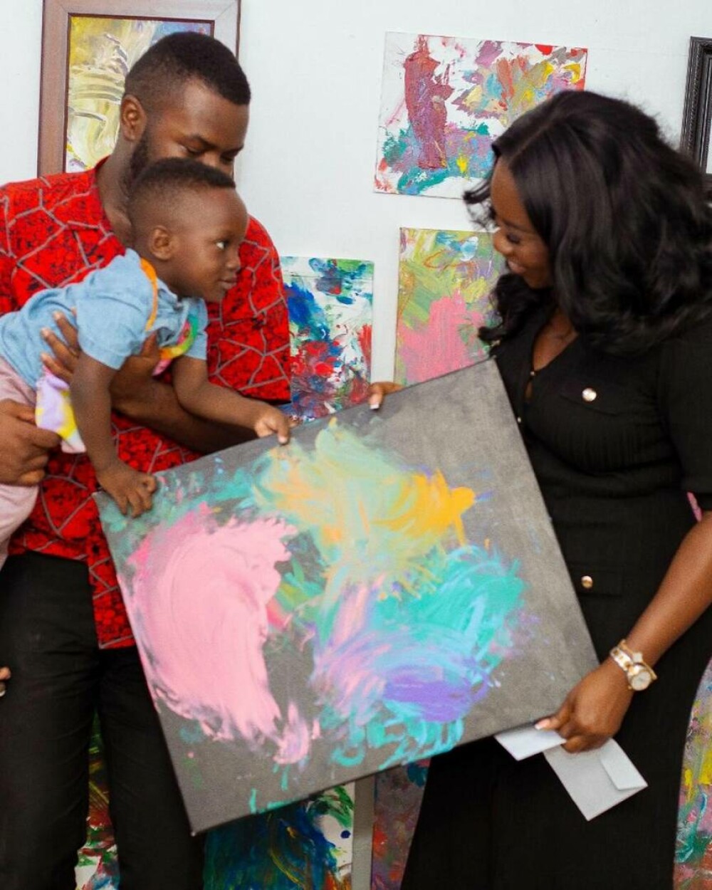 Un băiețel în vârstă de un an din Ghana a fost numit cel mai tânăr pictor din lume. Ce a declarat mama copilului. FOTO - Imaginea 6