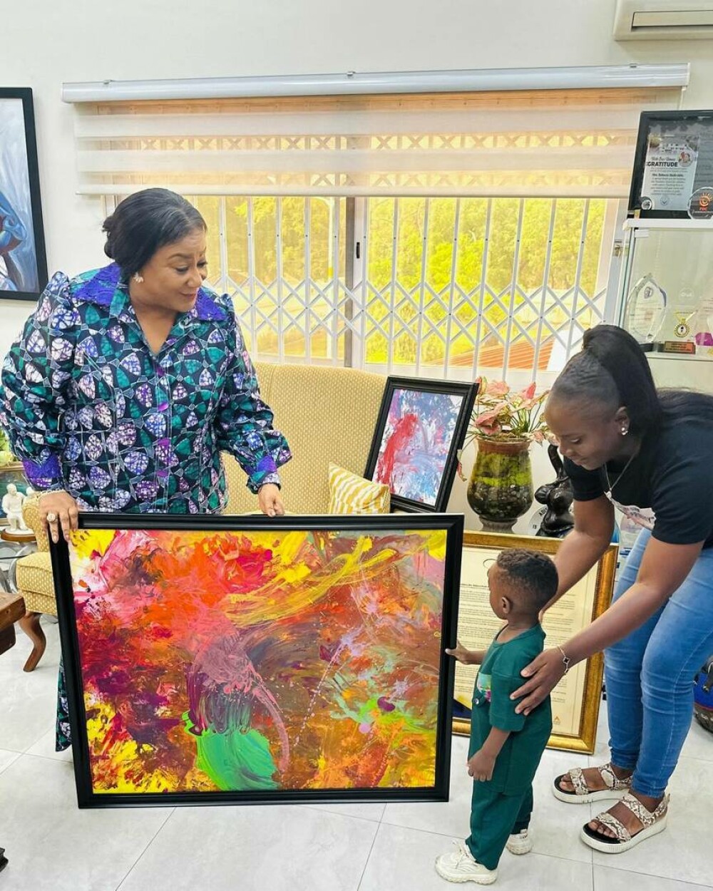 Un băiețel în vârstă de un an din Ghana a fost numit cel mai tânăr pictor din lume. Ce a declarat mama copilului. FOTO - Imaginea 8