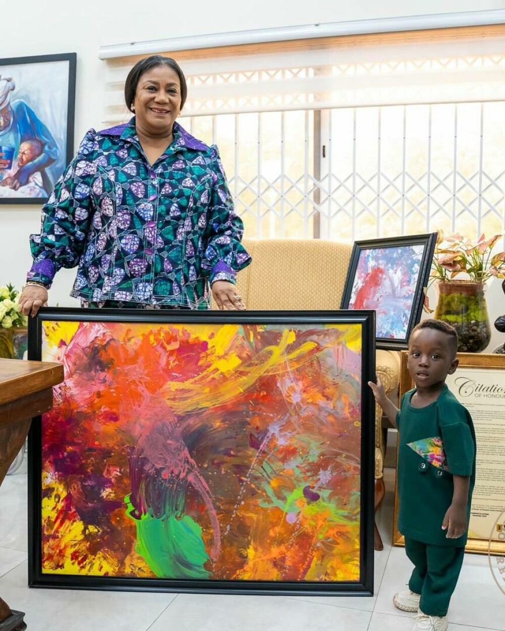 Un băiețel în vârstă de un an din Ghana a fost numit cel mai tânăr pictor din lume. Ce a declarat mama copilului. FOTO - Imaginea 13