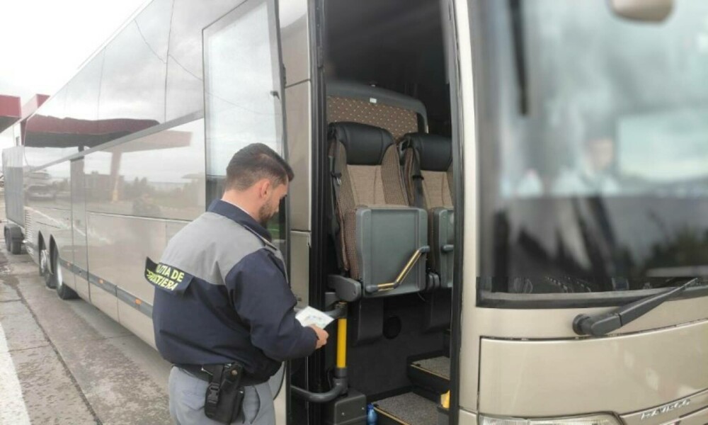 Un șofer este cercetat penal după ce polițiștii din Giurgiu au făcut o descoperire neașteptată sub scara autocarului său - Imaginea 1
