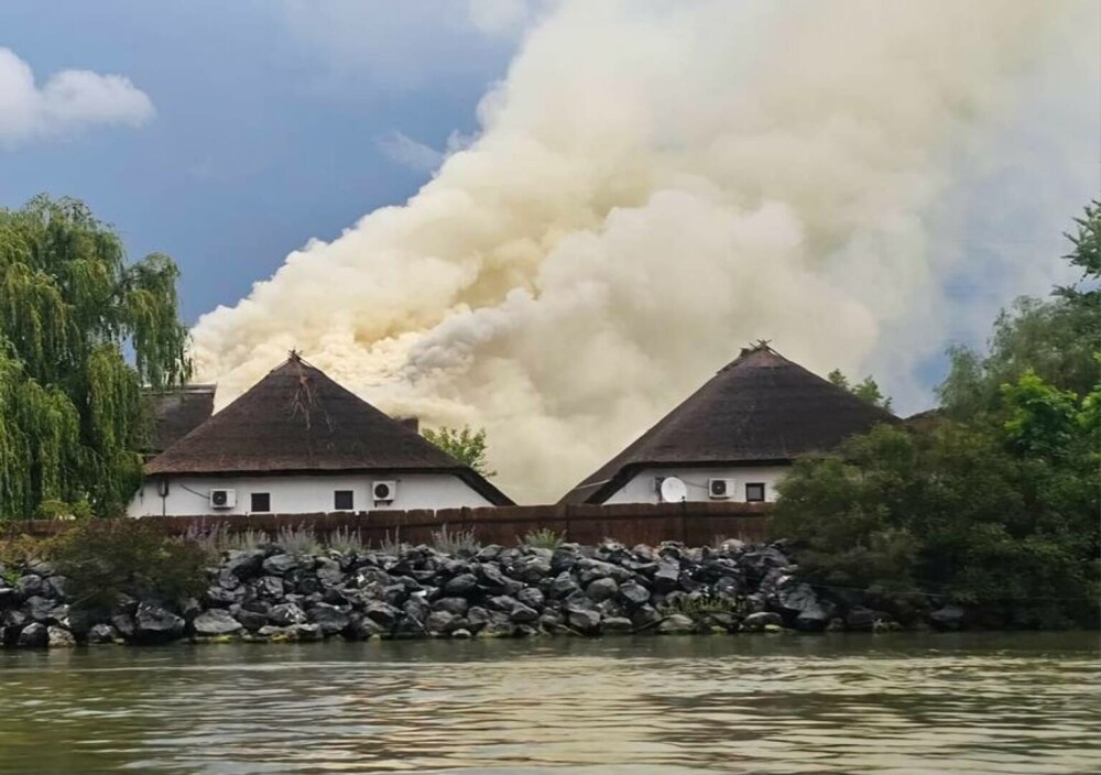 Incendiu la un bungalow al unei unităţi turistice din Tulcea. Pompierii intervin pentru stingerea flăcărilor. FOTO & VIDEO - Imaginea 1