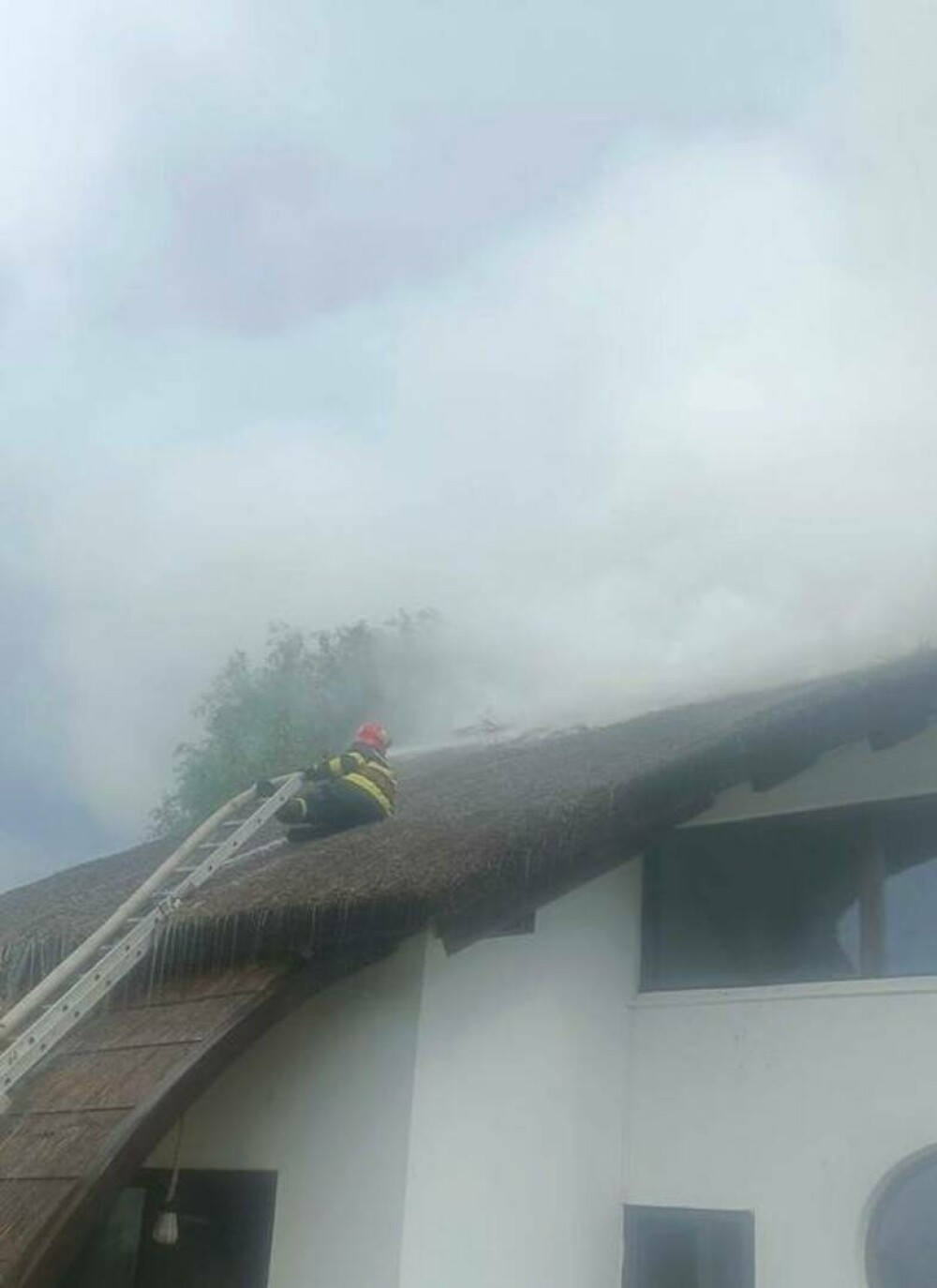 Incendiu la un bungalow al unei unităţi turistice din Tulcea. Pompierii intervin pentru stingerea flăcărilor. FOTO & VIDEO - Imaginea 2