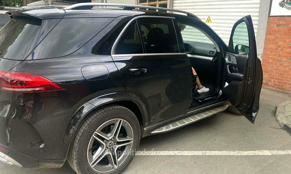 Un român a vrut să iasă din țară cu un Mercedes de 90.000 de euro, dar la control a rămas pieton - Imaginea 1