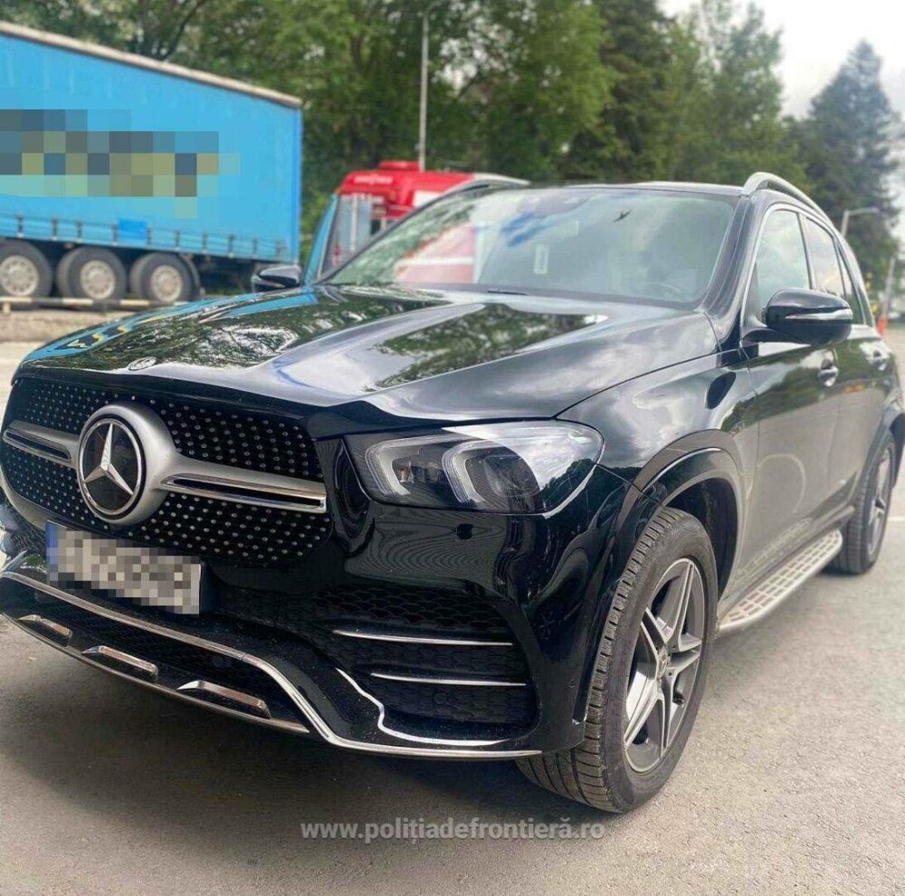 Un român a vrut să iasă din țară cu un Mercedes de 90.000 de euro, dar la control a rămas pieton - Imaginea 2