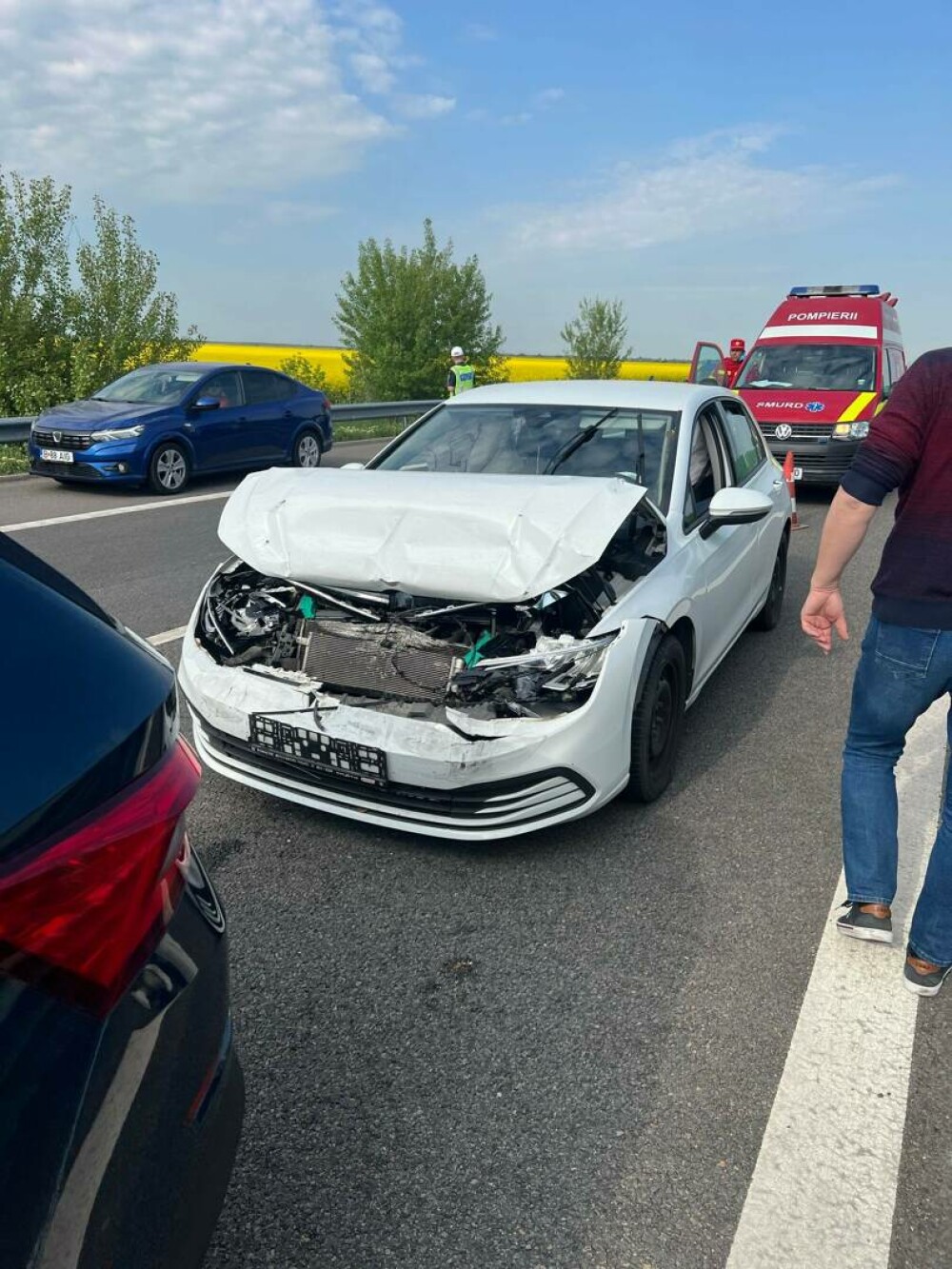 Carambol cu 6 maşini pe A2, sensul spre Constanţa. Patru persoane, printre care și un copil mic, au primit îngrijiri. FOTO - Imaginea 1