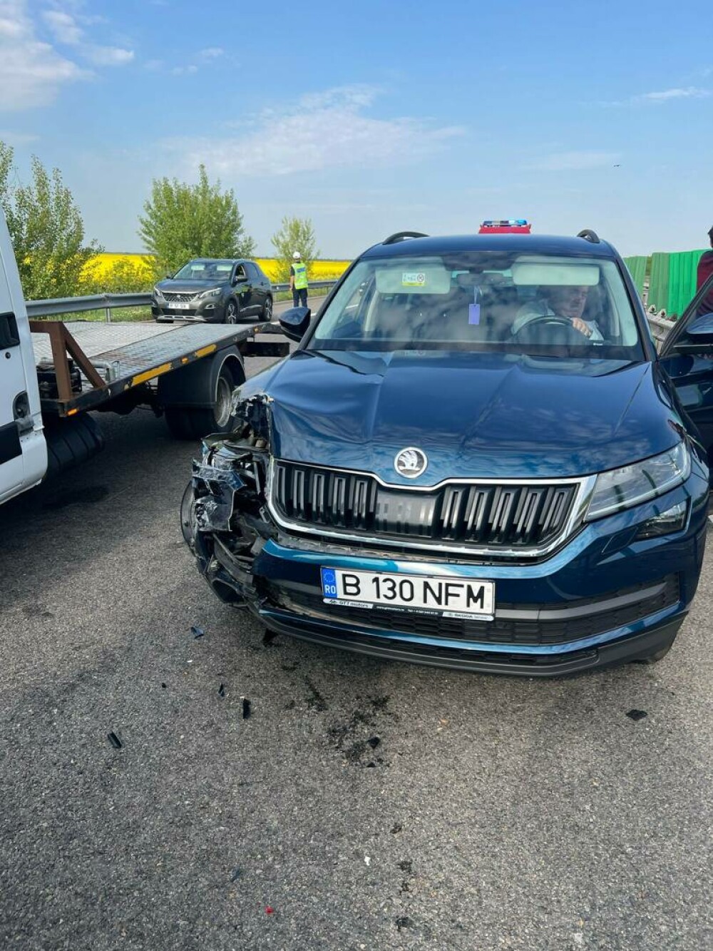 Carambol cu 6 maşini pe A2, sensul spre Constanţa. Patru persoane, printre care și un copil mic, au primit îngrijiri. FOTO - Imaginea 2