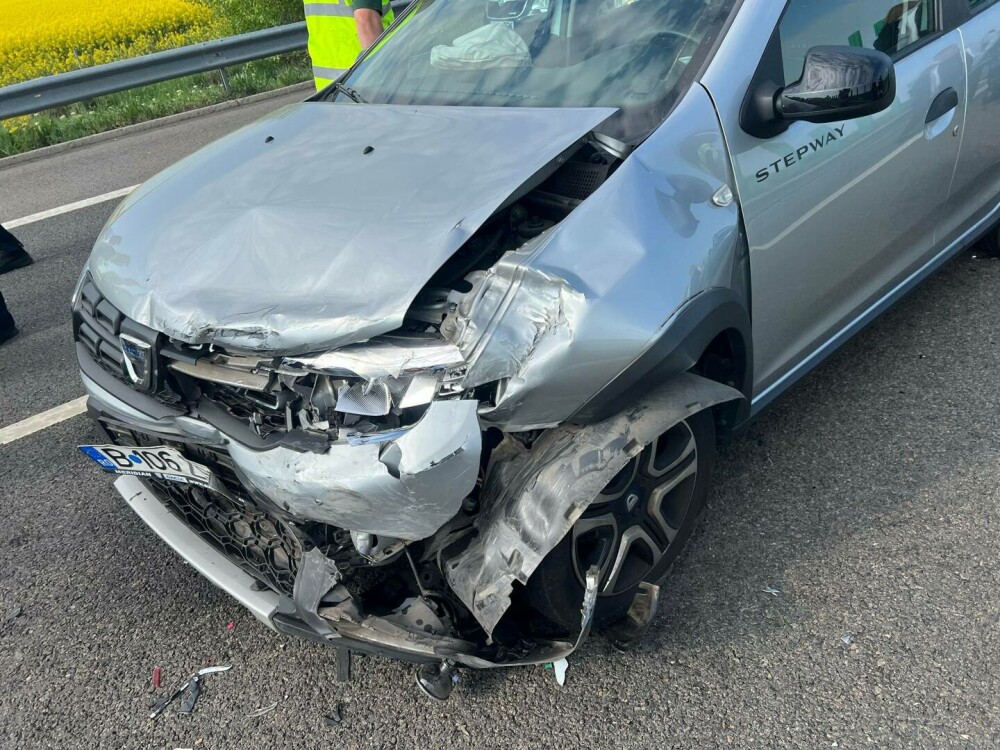 Carambol cu 6 maşini pe A2, sensul spre Constanţa. Patru persoane, printre care și un copil mic, au primit îngrijiri. FOTO - Imaginea 3