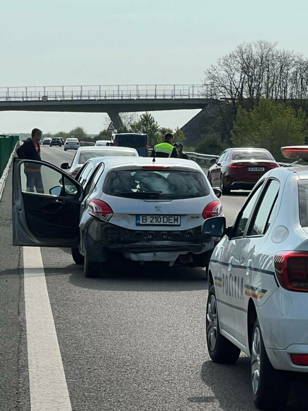Carambol cu 6 maşini pe A2, sensul spre Constanţa. Patru persoane, printre care și un copil mic, au primit îngrijiri. FOTO - Imaginea 4