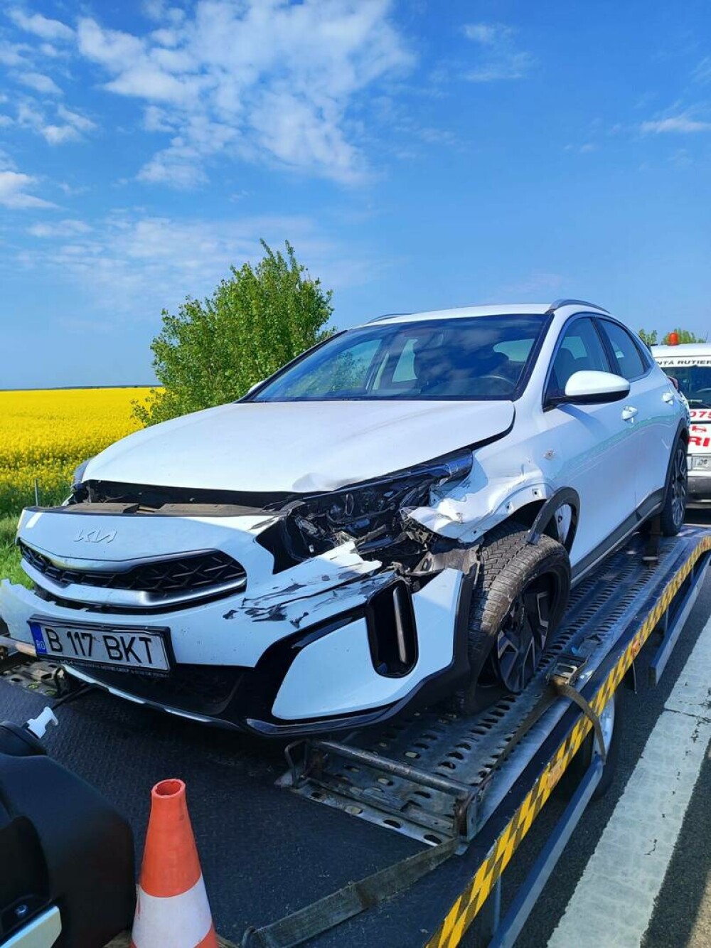 Carambol cu 6 maşini pe A2, sensul spre Constanţa. Patru persoane, printre care și un copil mic, au primit îngrijiri. FOTO - Imaginea 5