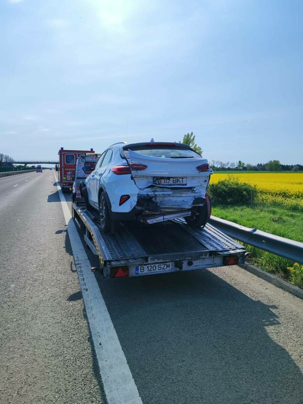 Carambol cu 6 maşini pe A2, sensul spre Constanţa. Patru persoane, printre care și un copil mic, au primit îngrijiri. FOTO - Imaginea 7