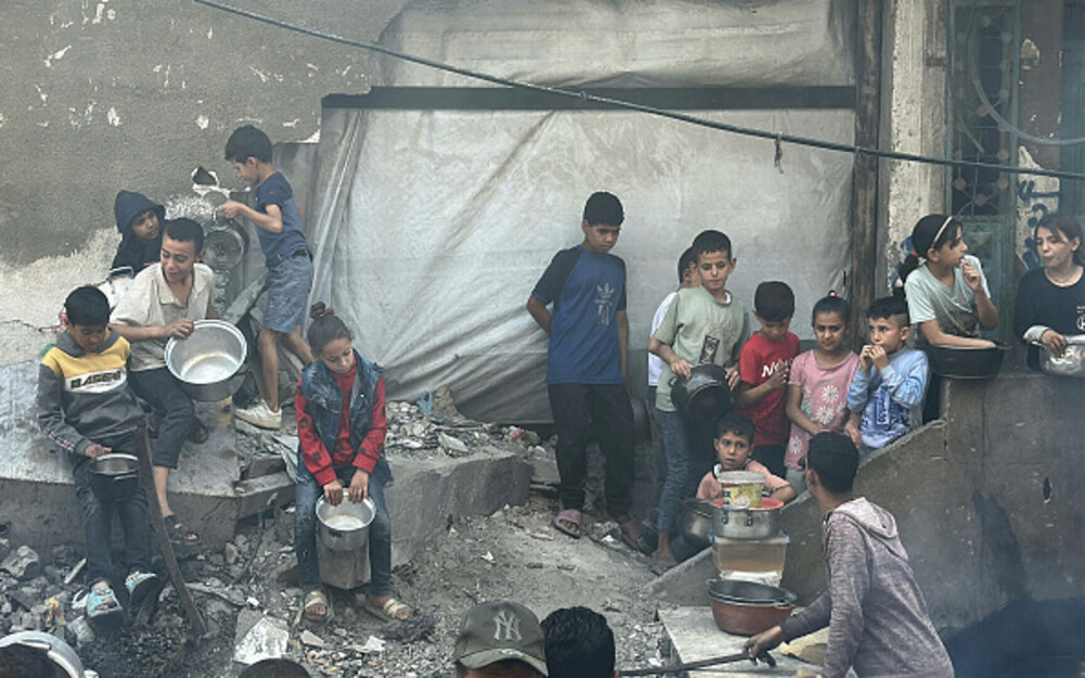 Copiii din Gaza, forțați să caute hrană în gunoaie. Ajutorul umanitar este blocat complet | GALERIE FOTO - Imaginea 3