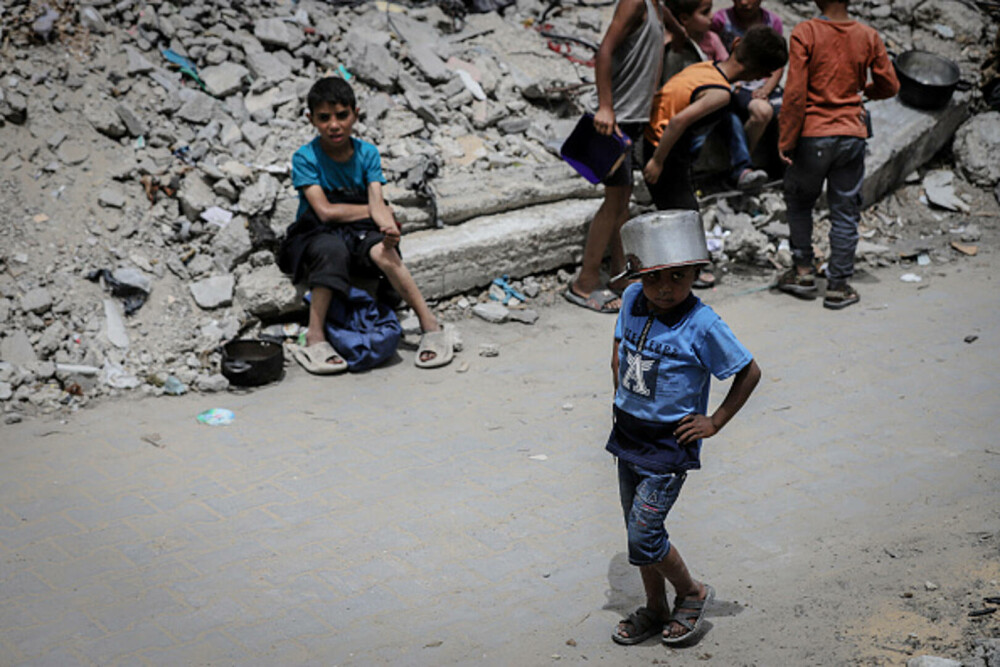 Copiii din Gaza, forțați să caute hrană în gunoaie. Ajutorul umanitar este blocat complet | GALERIE FOTO - Imaginea 10
