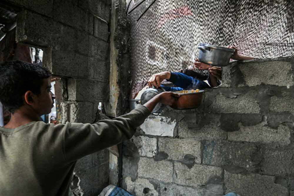 Copiii din Gaza, forțați să caute hrană în gunoaie. Ajutorul umanitar este blocat complet | GALERIE FOTO - Imaginea 14