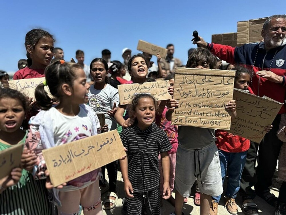 Copiii din Gaza, forțați să caute hrană în gunoaie. Ajutorul umanitar este blocat complet | GALERIE FOTO - Imaginea 15