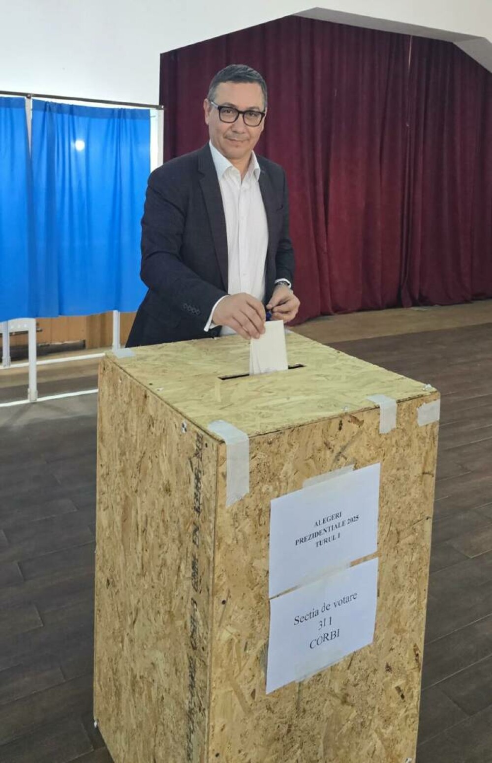 62540540 Alegeri prezidențiale 2025. Duminică, 4 mai, românii sunt chemați la urne pentru a-și exprima votul pentru alegerea președintelui României. Secțiile de votare s-au deschis la ora 7:00 dimineața și vor rămâne deschise până la ora 21:00.