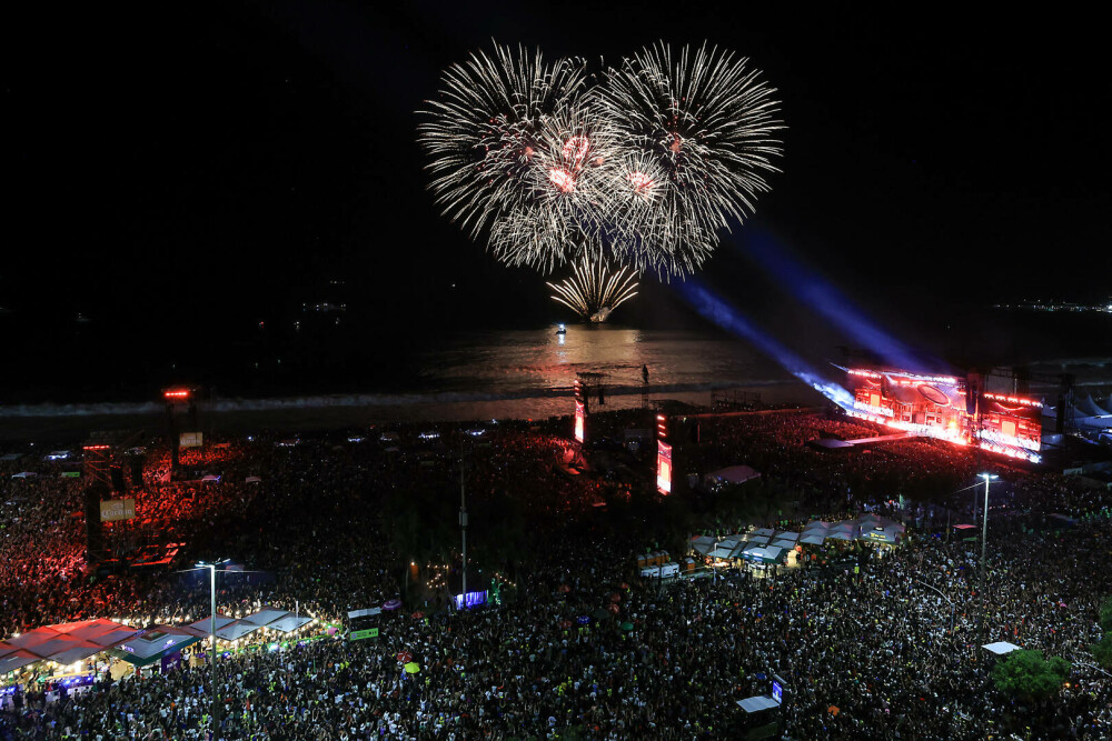 Atac cu bombă dejucat la concertul susținut de Lady Gaga în Brazilia. Peste 2,1 milioane de persoane au fost prezente. FOTO - Imaginea 1