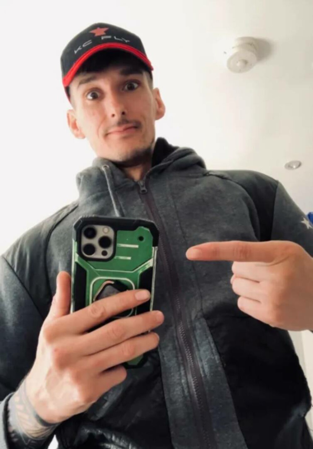 Un parașutist și-a scăpat iPhone-ul de la 3.000 de metri și a avut parte de o surpriză atunci când l-a găsit într-o pădure - Imaginea 3