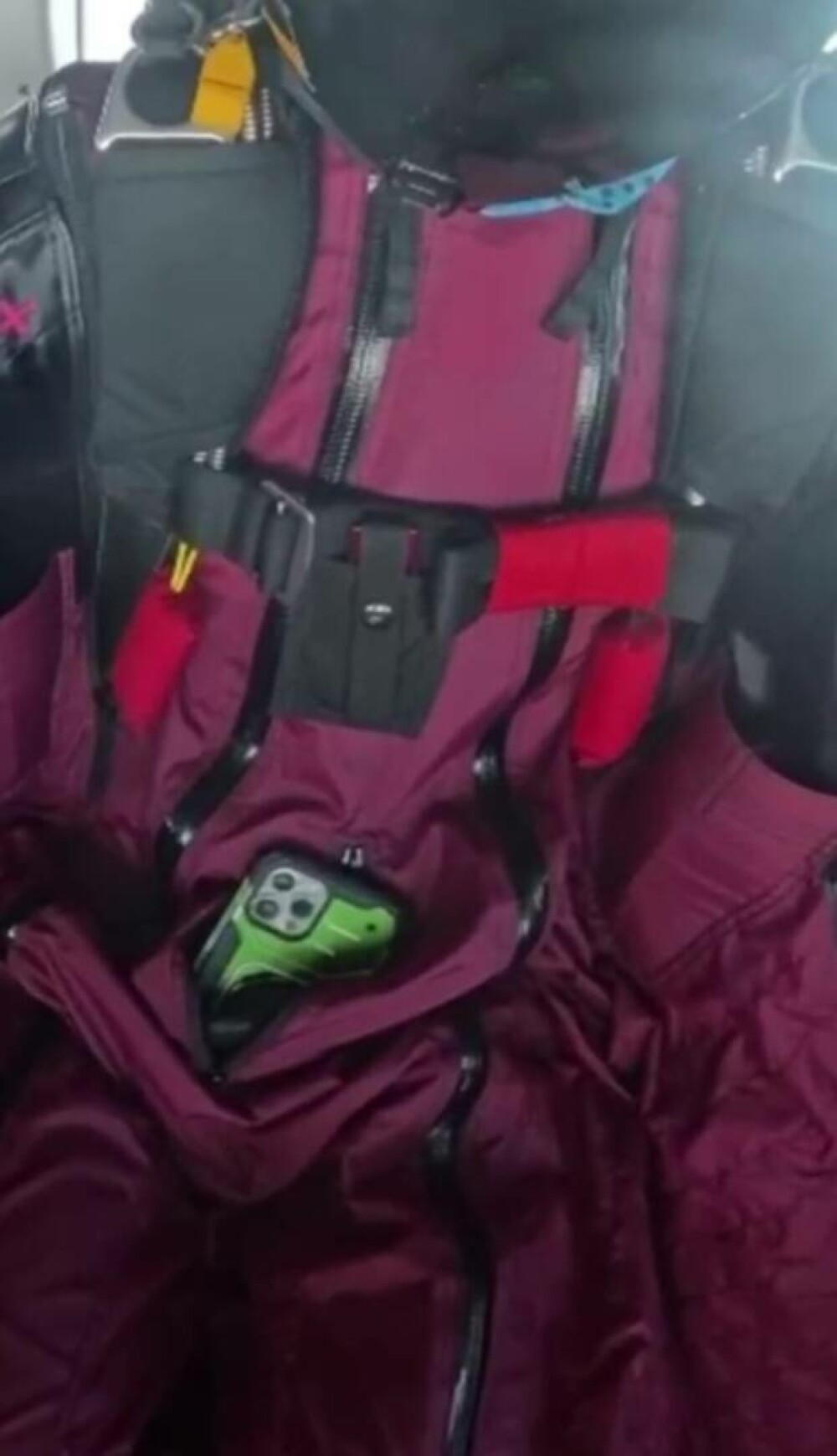 Un parașutist și-a scăpat iPhone-ul de la 3.000 de metri și a avut parte de o surpriză atunci când l-a găsit într-o pădure - Imaginea 2