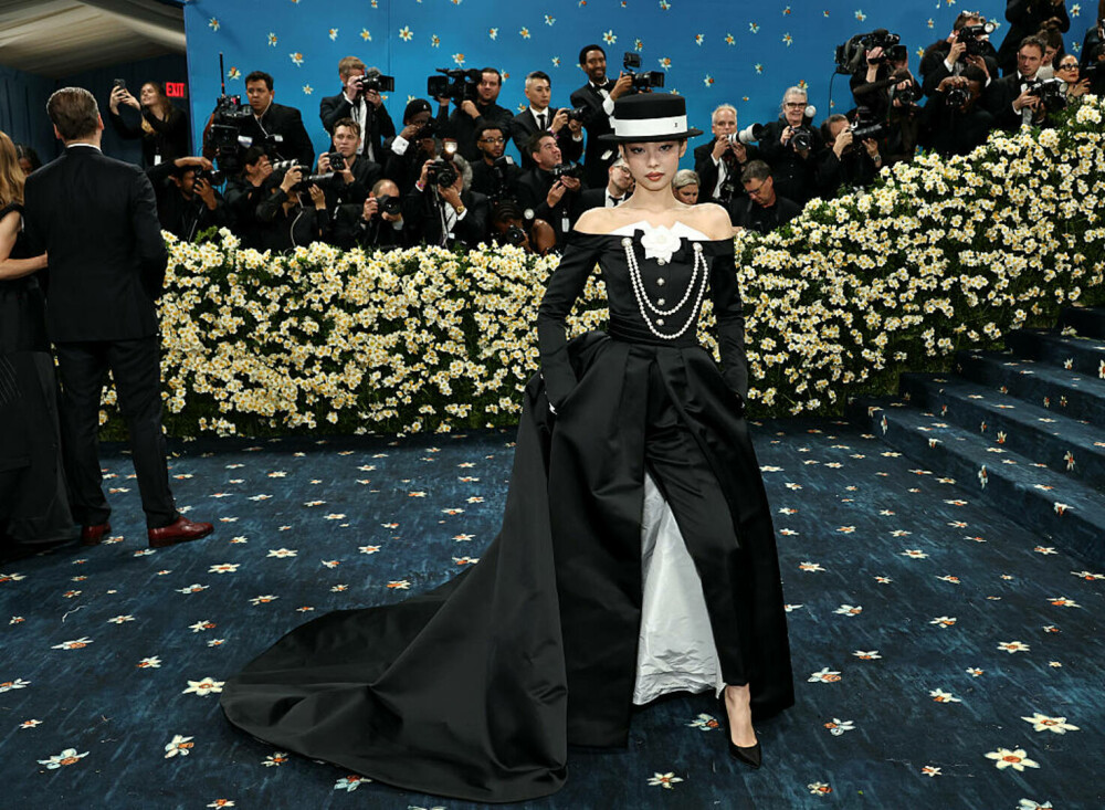Cele mai spectaculoase ținute de la Met Gala 2025. Vedetele care au făcut furori cu apariții extravagante | FOTO - Imaginea 75