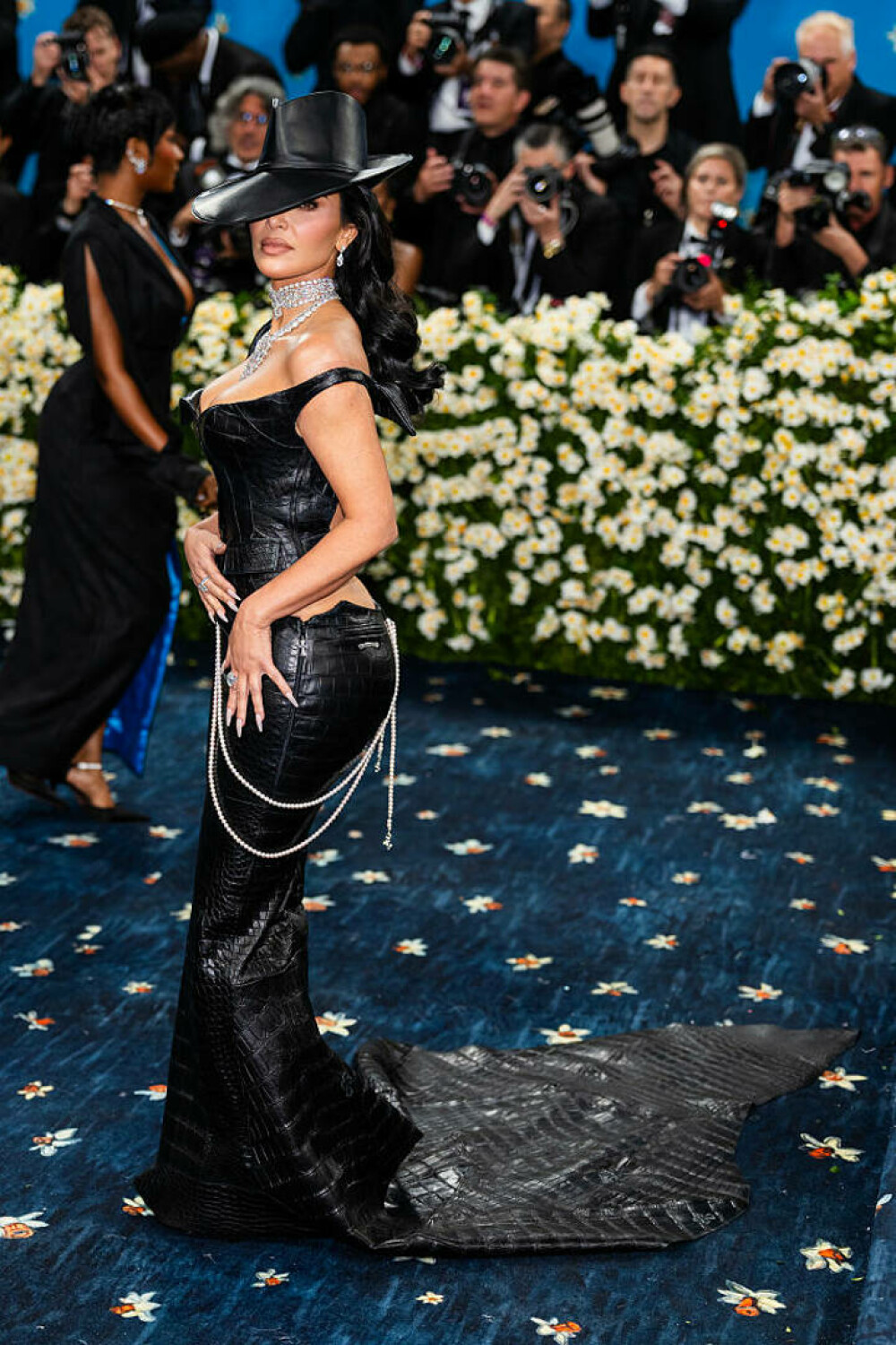 Vedete cu pielea la vedere la Met Gala 2025. Cele mai îndrăznețe rochii transparente purtate pe covorul roșu | FOTO - Imaginea 60