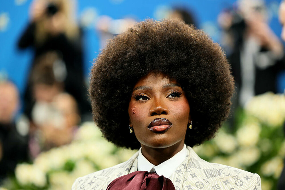 VIDEO. O celebră cântăreață de rap și-a făcut apariția la Gala Met 2025 într-o cutie mare, albă. Nimeni nu știa ce e acolo - Imaginea 1