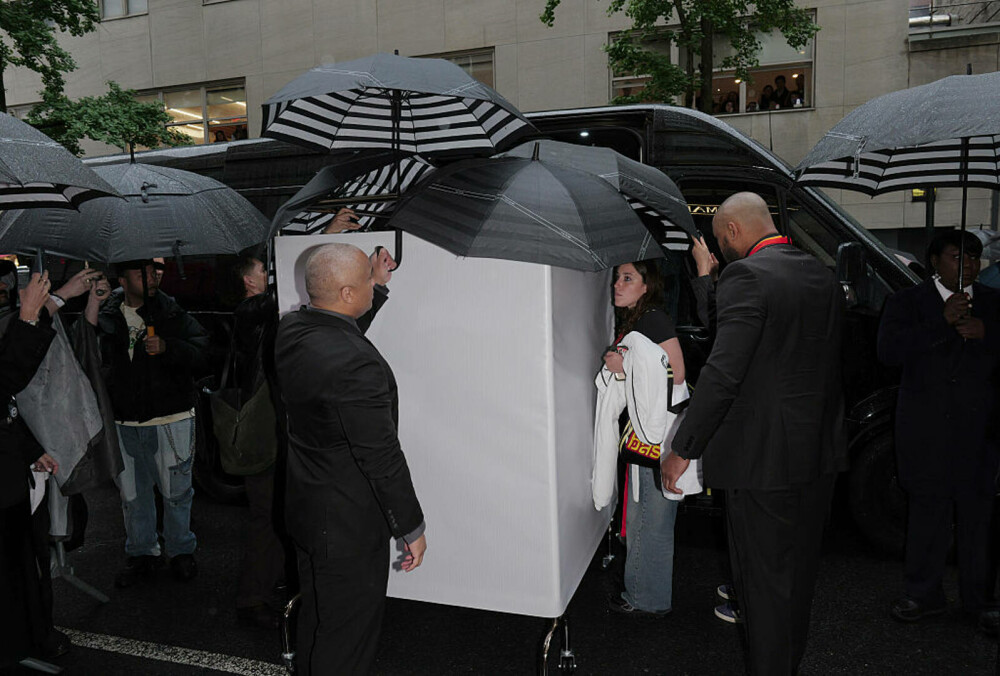 VIDEO. O celebră cântăreață de rap și-a făcut apariția la Gala Met 2025 într-o cutie mare, albă. Nimeni nu știa ce e acolo - Imaginea 2