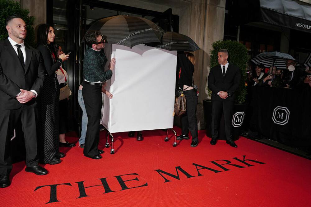 VIDEO. O celebră cântăreață de rap și-a făcut apariția la Gala Met 2025 într-o cutie mare, albă. Nimeni nu știa ce e acolo - Imaginea 3