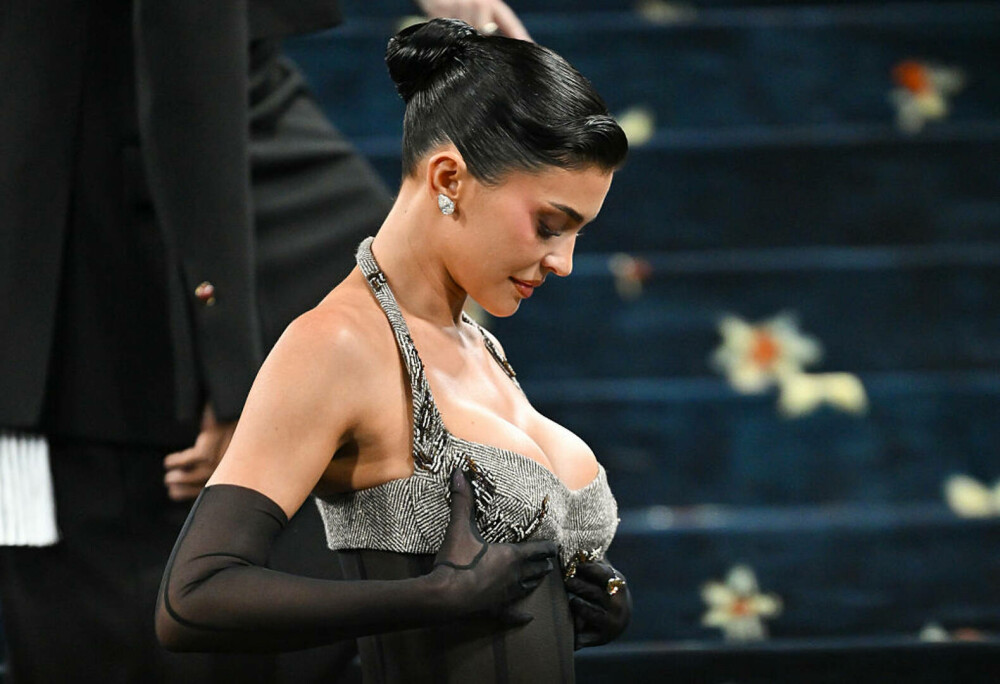 Vedete cu pielea la vedere la Met Gala 2025. Cele mai îndrăznețe rochii transparente purtate pe covorul roșu | FOTO - Imaginea 25