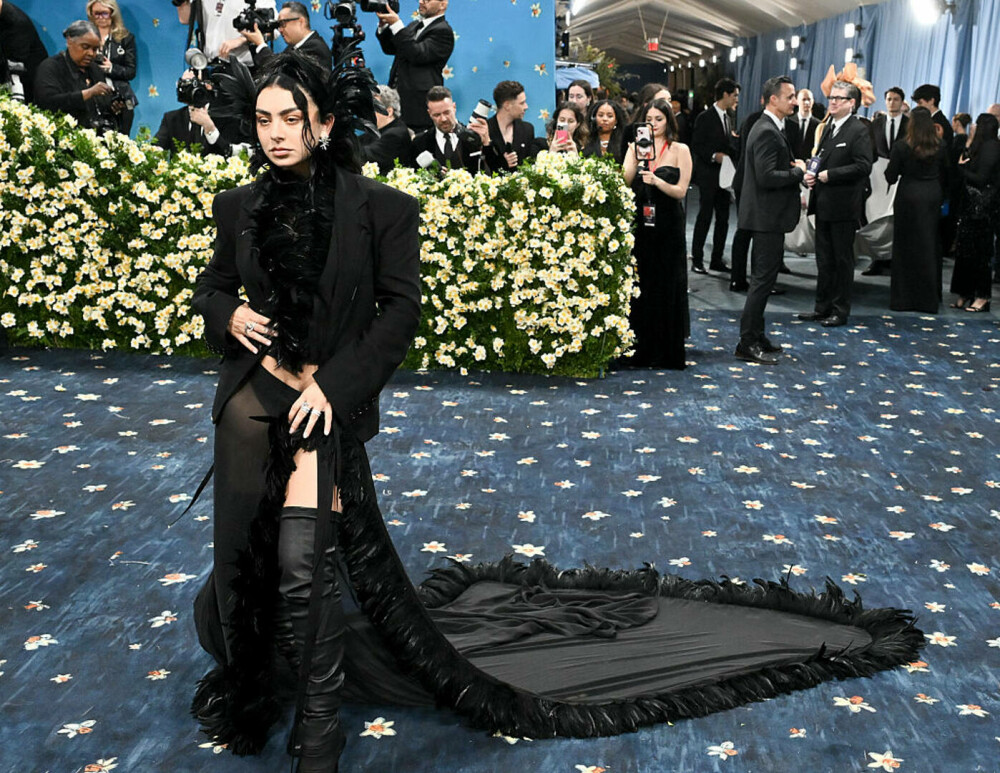 Vedete cu pielea la vedere la Met Gala 2025. Cele mai îndrăznețe rochii transparente purtate pe covorul roșu | FOTO - Imaginea 33