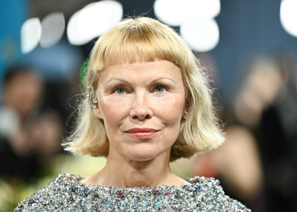 Pamela Anderson a apărut cu un nou look la Met Gala 2025. Cine a însoțit-o pe actriță pe covorul roșu. GALERIE FOTO - Imaginea 1