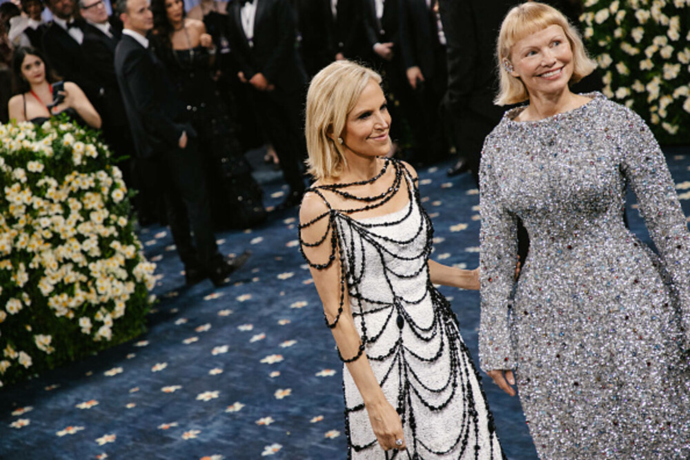 Pamela Anderson a apărut cu un nou look la Met Gala 2025. Cine a însoțit-o pe actriță pe covorul roșu. GALERIE FOTO - Imaginea 2