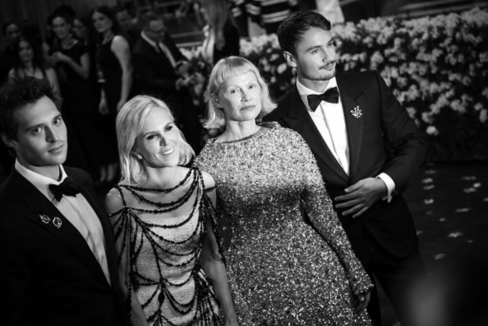 Pamela Anderson a apărut cu un nou look la Met Gala 2025. Cine a însoțit-o pe actriță pe covorul roșu. GALERIE FOTO - Imaginea 3