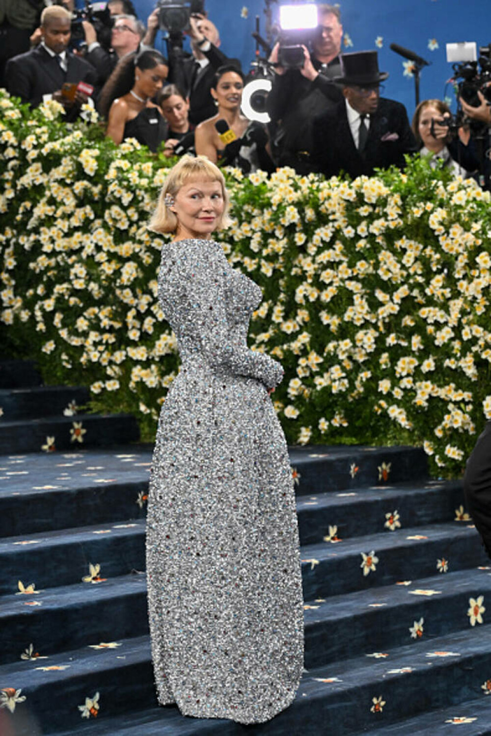 Pamela Anderson a apărut cu un nou look la Met Gala 2025. Cine a însoțit-o pe actriță pe covorul roșu. GALERIE FOTO - Imaginea 4