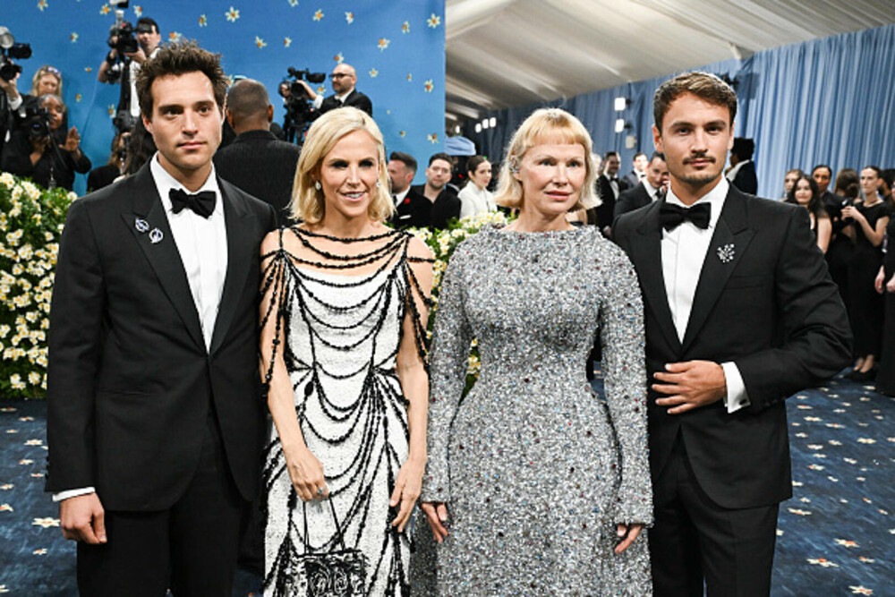 Pamela Anderson a apărut cu un nou look la Met Gala 2025. Cine a însoțit-o pe actriță pe covorul roșu. GALERIE FOTO - Imaginea 5