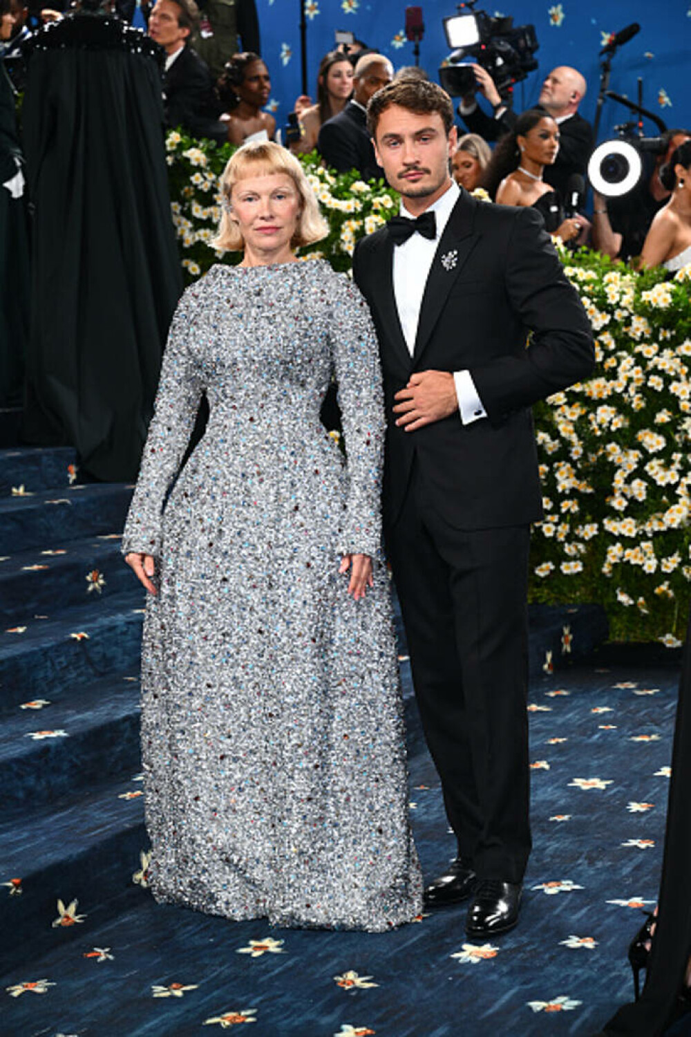 Pamela Anderson a apărut cu un nou look la Met Gala 2025. Cine a însoțit-o pe actriță pe covorul roșu. GALERIE FOTO - Imaginea 6