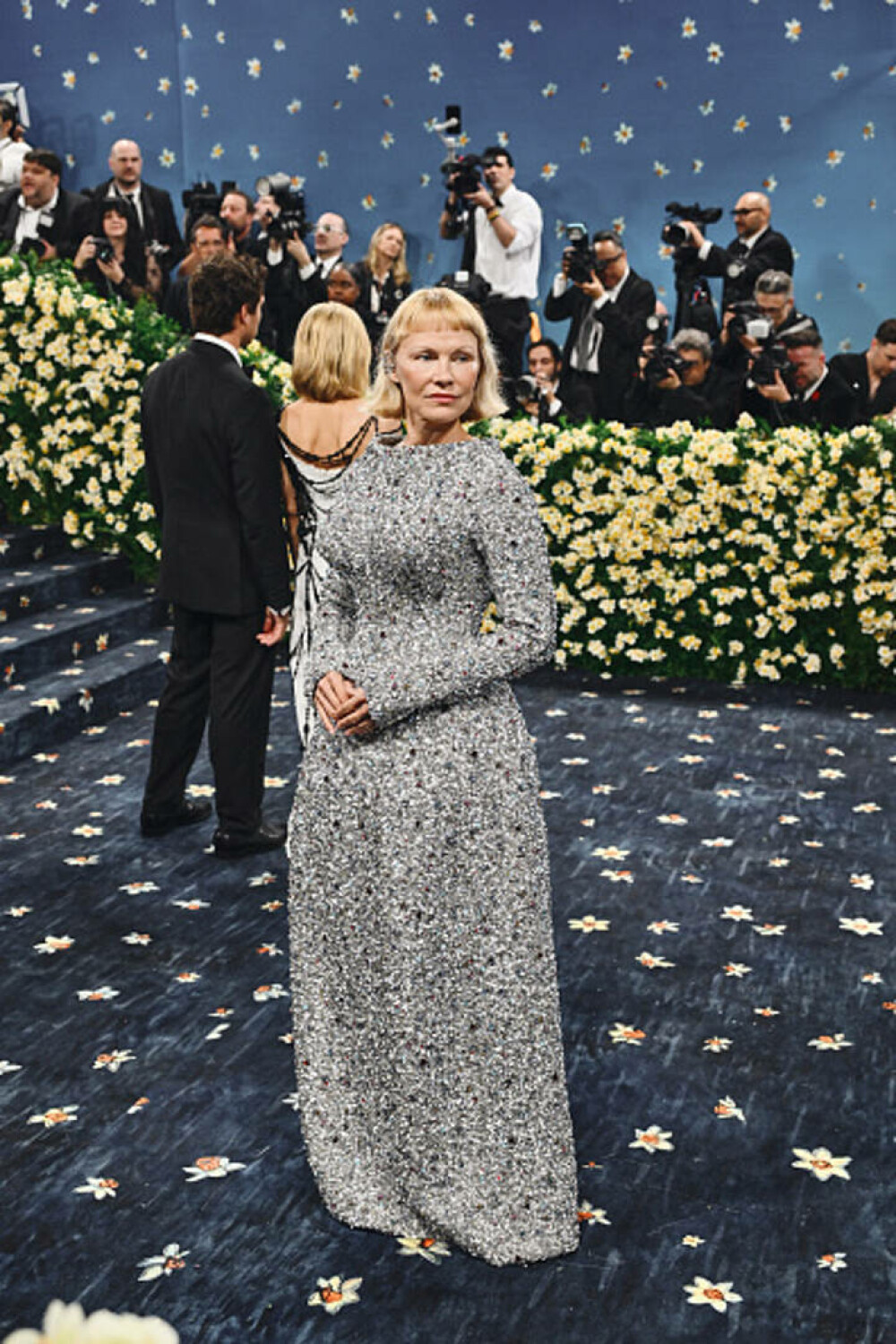 Pamela Anderson a apărut cu un nou look la Met Gala 2025. Cine a însoțit-o pe actriță pe covorul roșu. GALERIE FOTO - Imaginea 7