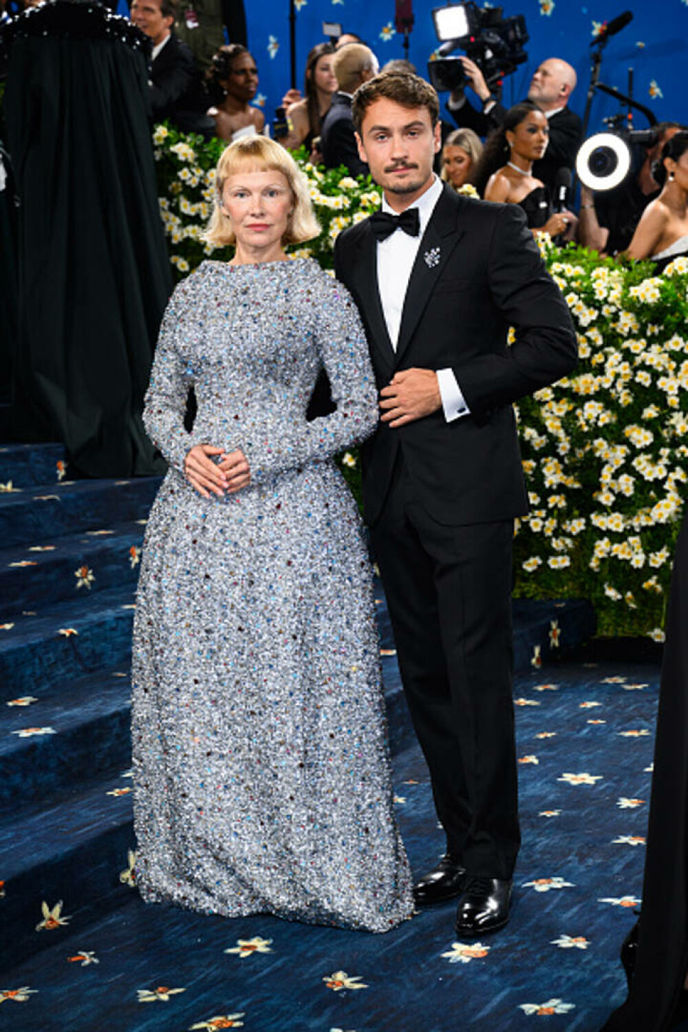 Pamela Anderson a apărut cu un nou look la Met Gala 2025. Cine a însoțit-o pe actriță pe covorul roșu. GALERIE FOTO - Imaginea 8