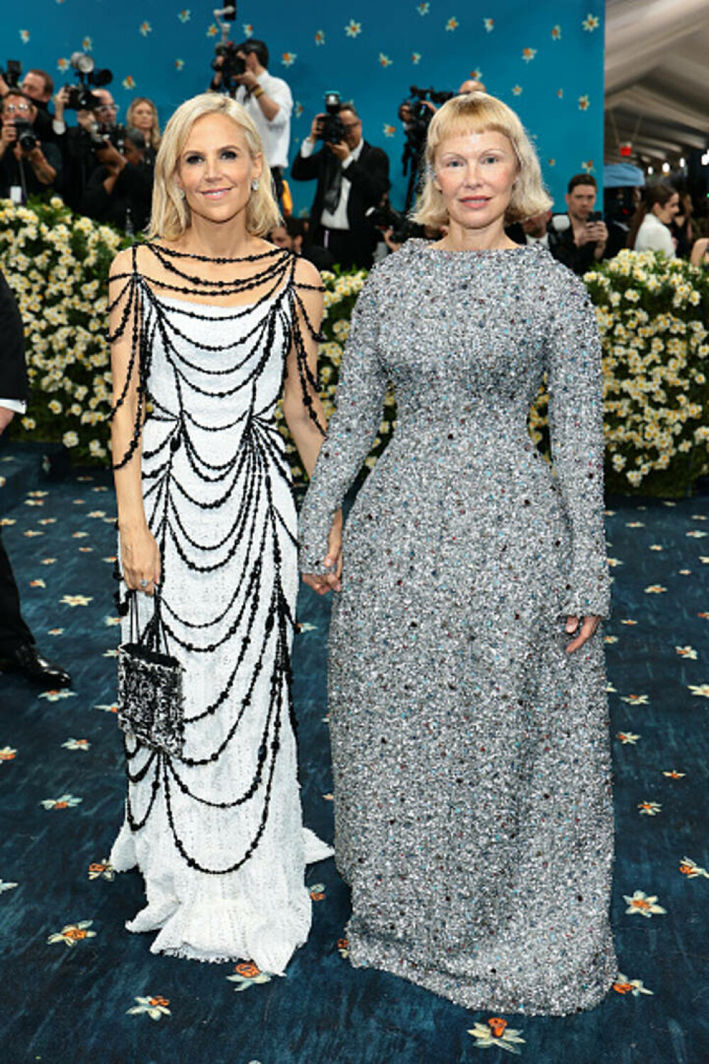Pamela Anderson a apărut cu un nou look la Met Gala 2025. Cine a însoțit-o pe actriță pe covorul roșu. GALERIE FOTO - Imaginea 9