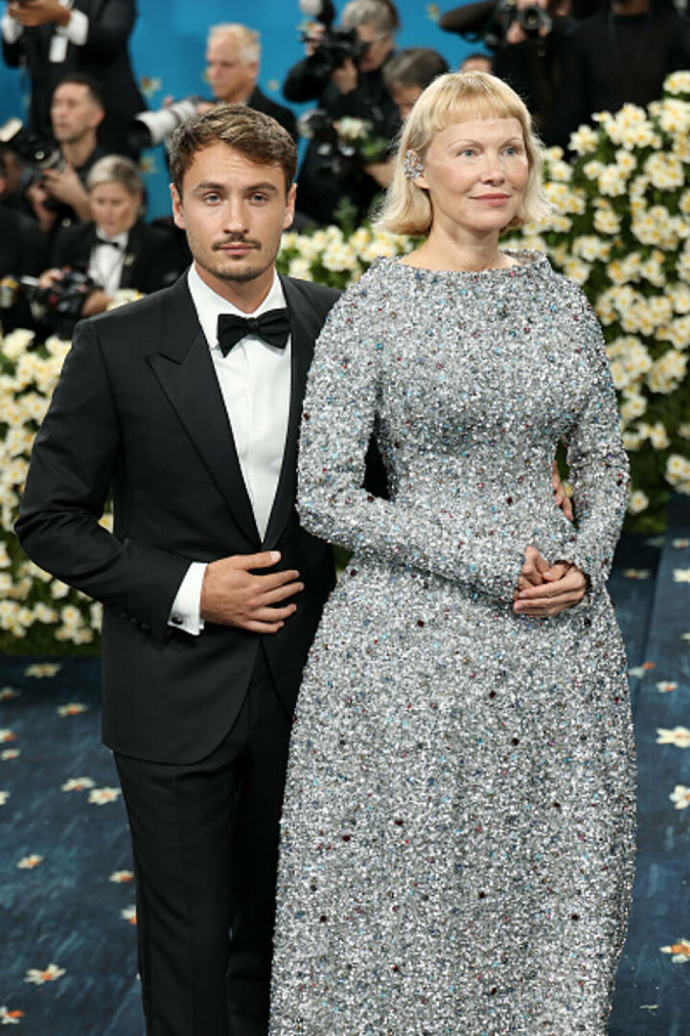 Pamela Anderson a apărut cu un nou look la Met Gala 2025. Cine a însoțit-o pe actriță pe covorul roșu. GALERIE FOTO - Imaginea 11