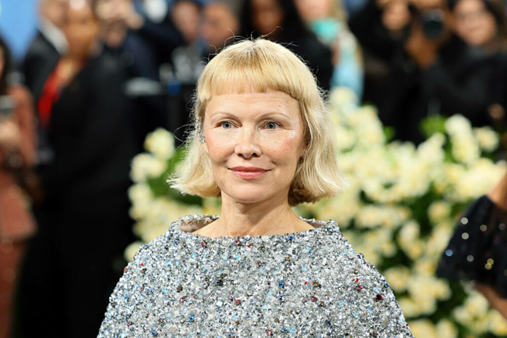 Pamela Anderson a apărut cu un nou look la Met Gala 2025. Cine a însoțit-o pe actriță pe covorul roșu. GALERIE FOTO - Imaginea 12