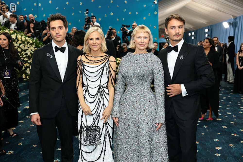 Pamela Anderson a apărut cu un nou look la Met Gala 2025. Cine a însoțit-o pe actriță pe covorul roșu. GALERIE FOTO - Imaginea 17